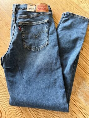 Levi's Women’s Medium Blue Straight-Leg Jeans